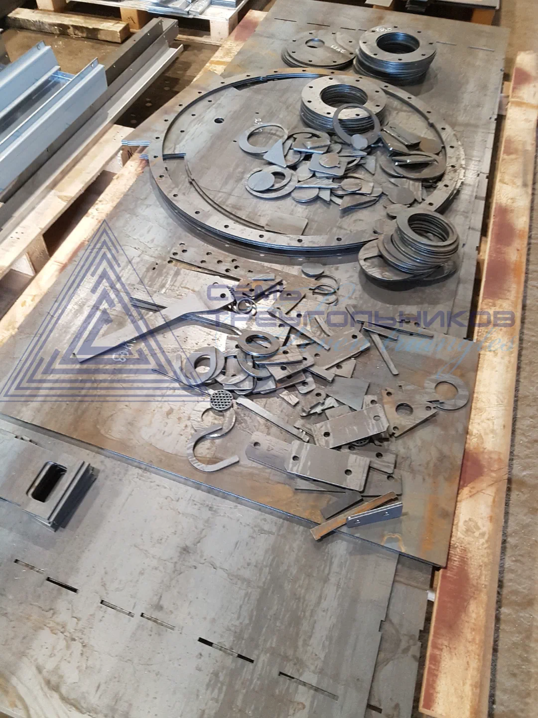 Детали из горячекатанной черной стали выполненные лазерной резкой
