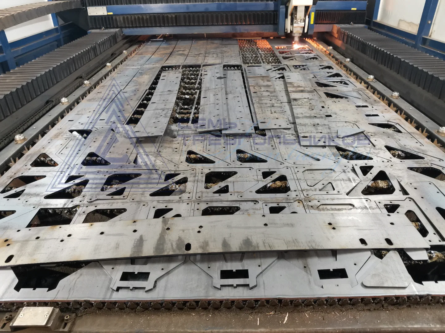 Процесс лазерной резки черной стали на станке