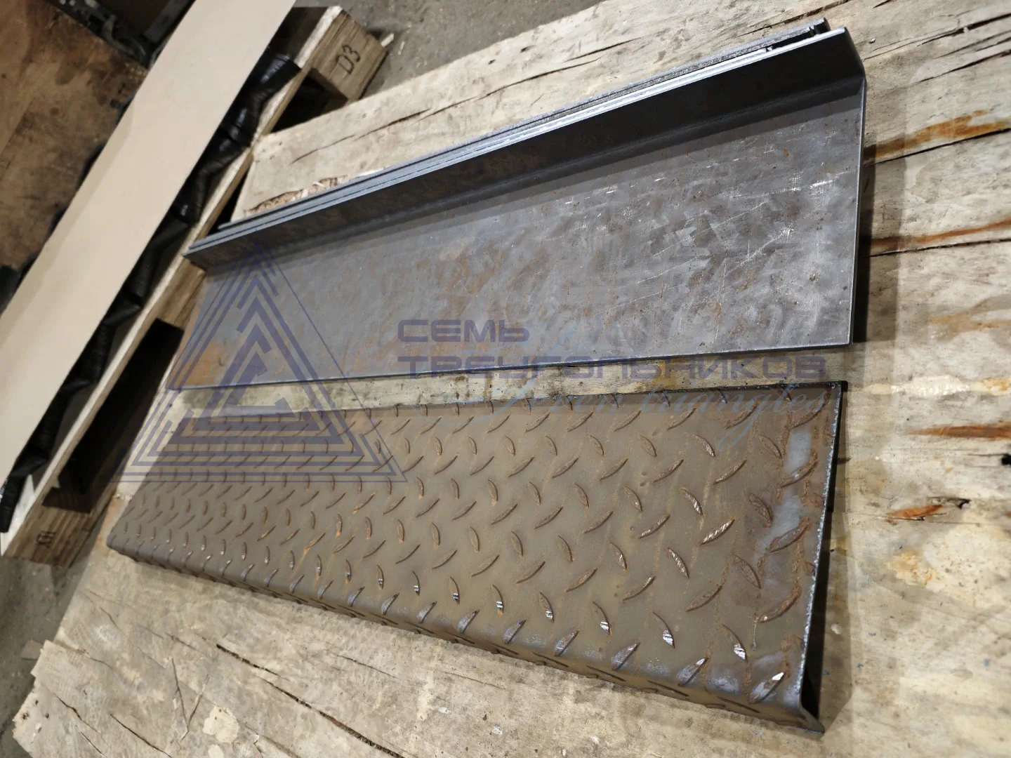 Детали из рифленой черной стали выполненные лазерной резкой