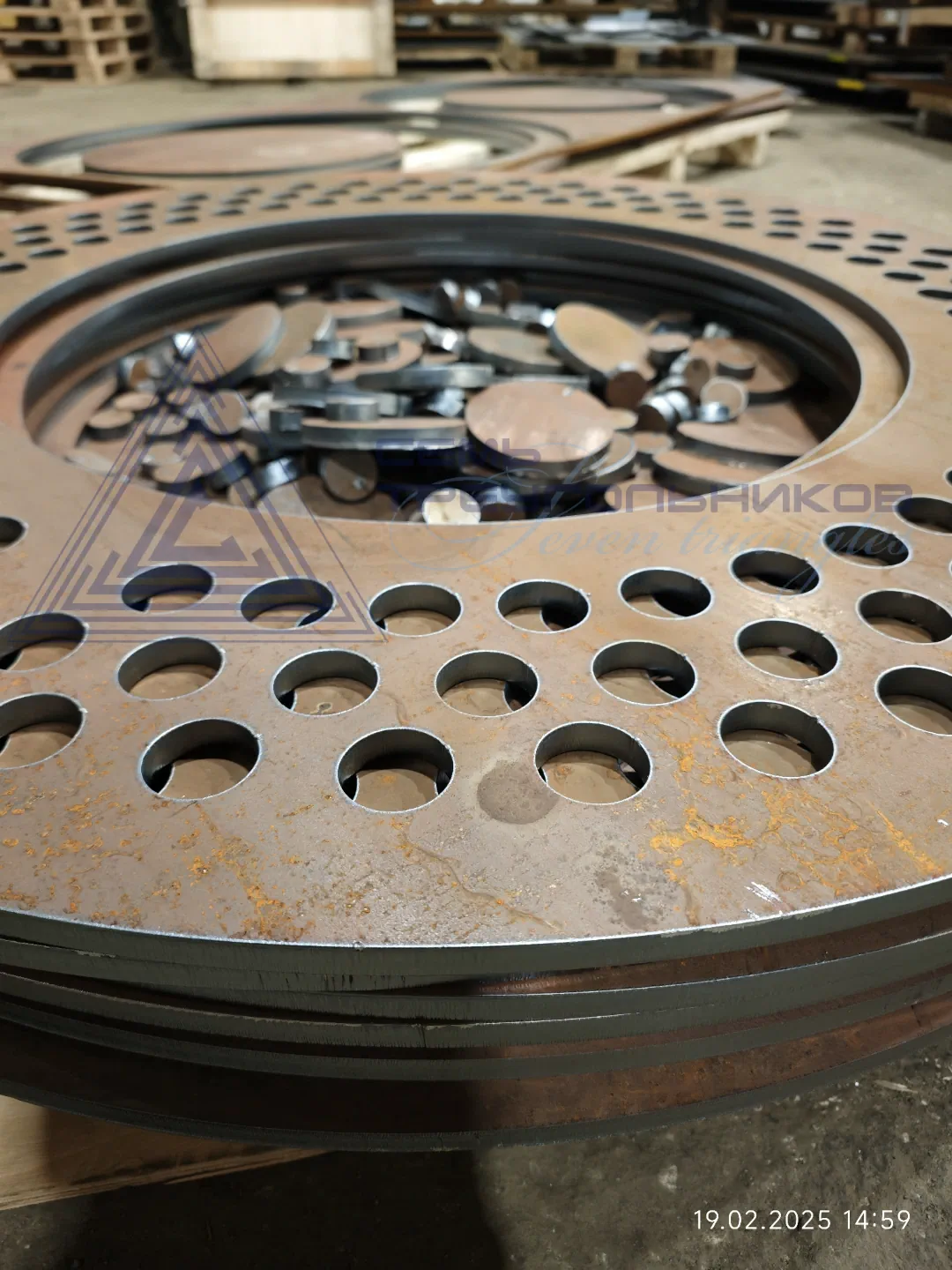 Детали из толстой черной стальной выполненные лазерной резкой