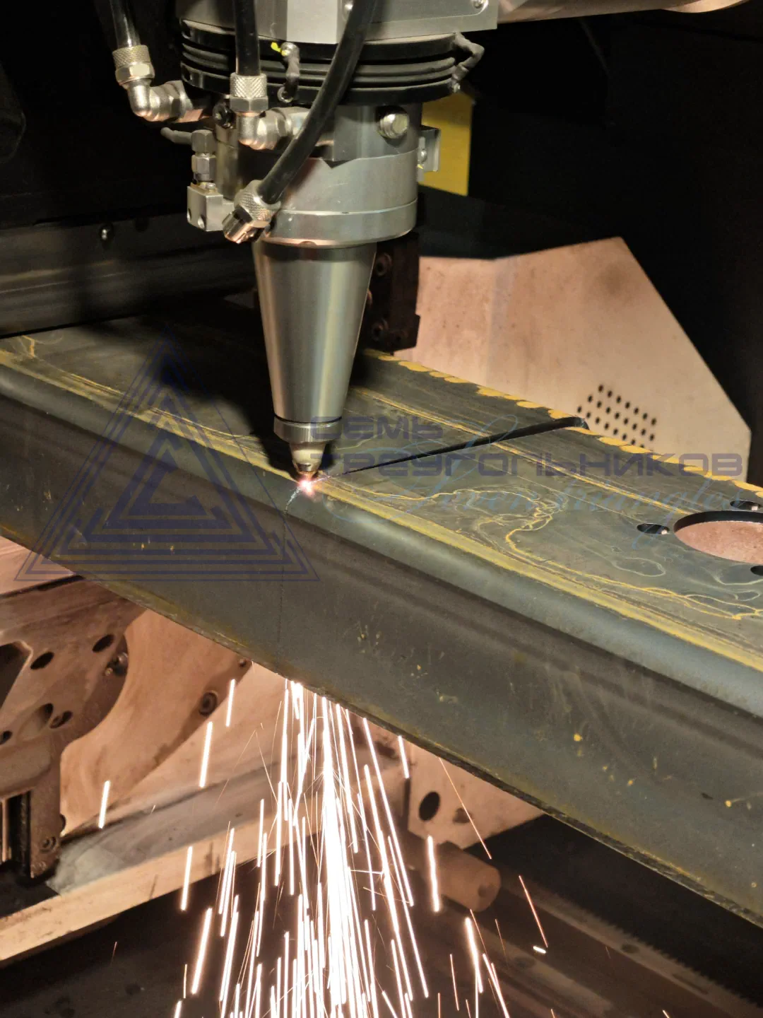 Процесс лазерной резки трубы из черной стали