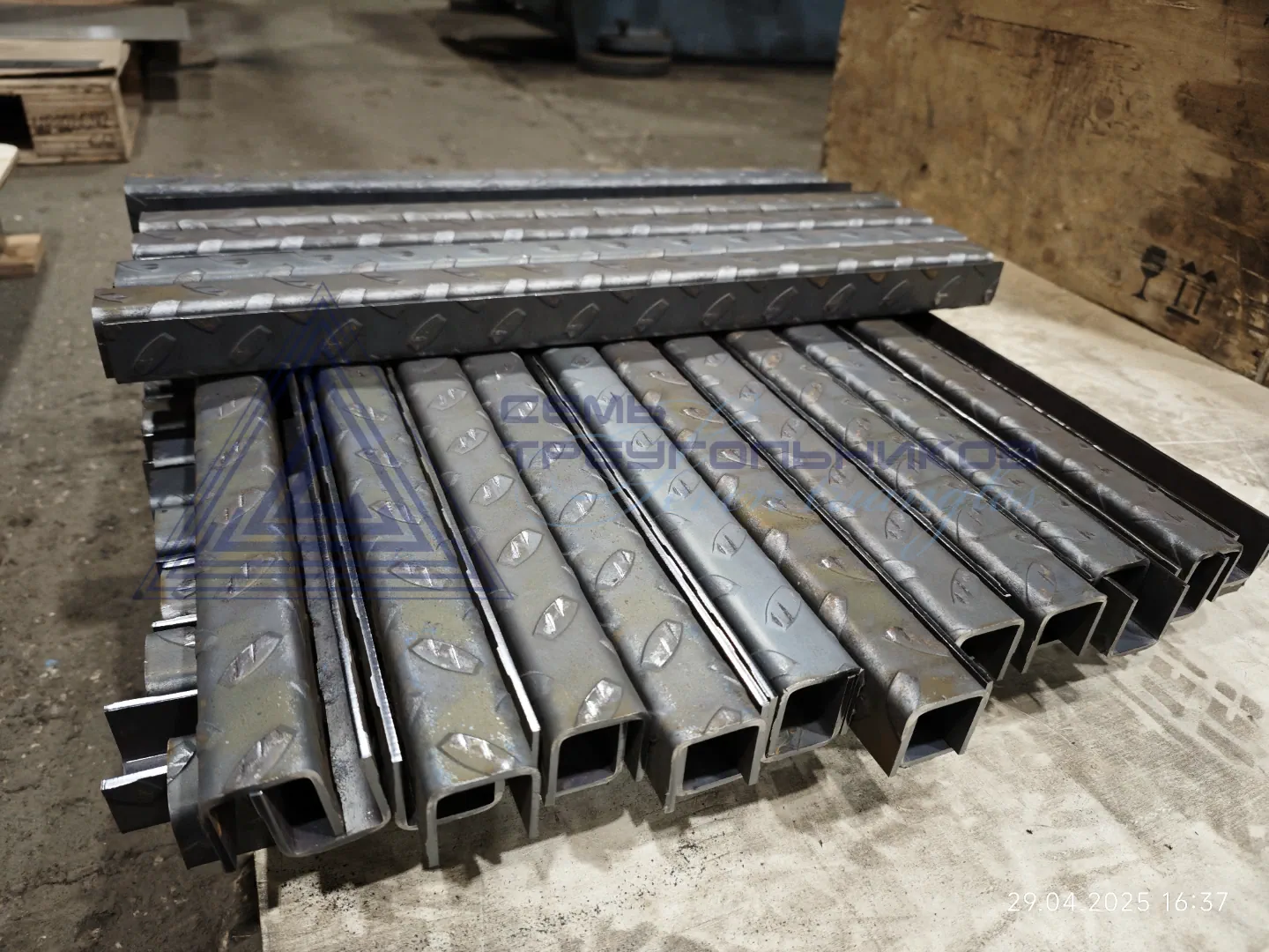 Детали из рифленой конструкционной стали, выполненные лазерной резкой и гибкой