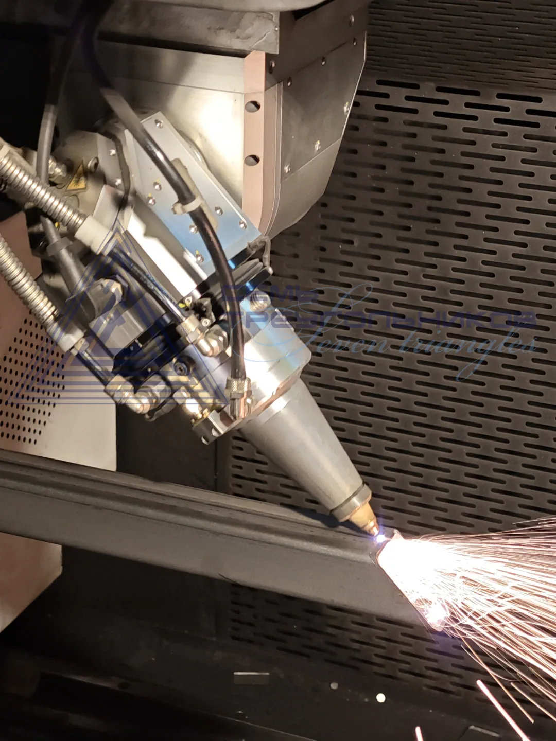 Детали из конструкционной стали, выполненные лазерной резкой трубы